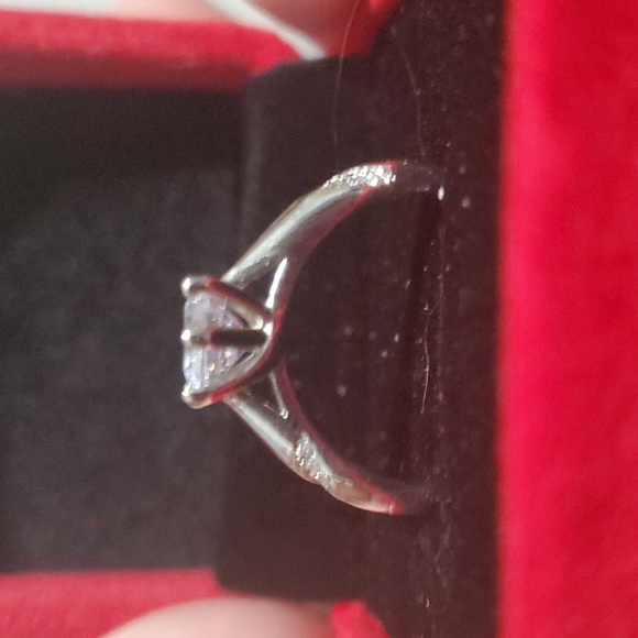 ring with a gem setting - Picture 2 of 3